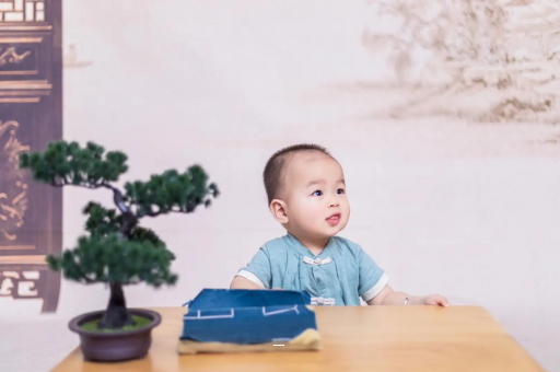 汕头宝宝吐黄水是怎么回事 汕头宝宝吐黄水是怎么回事